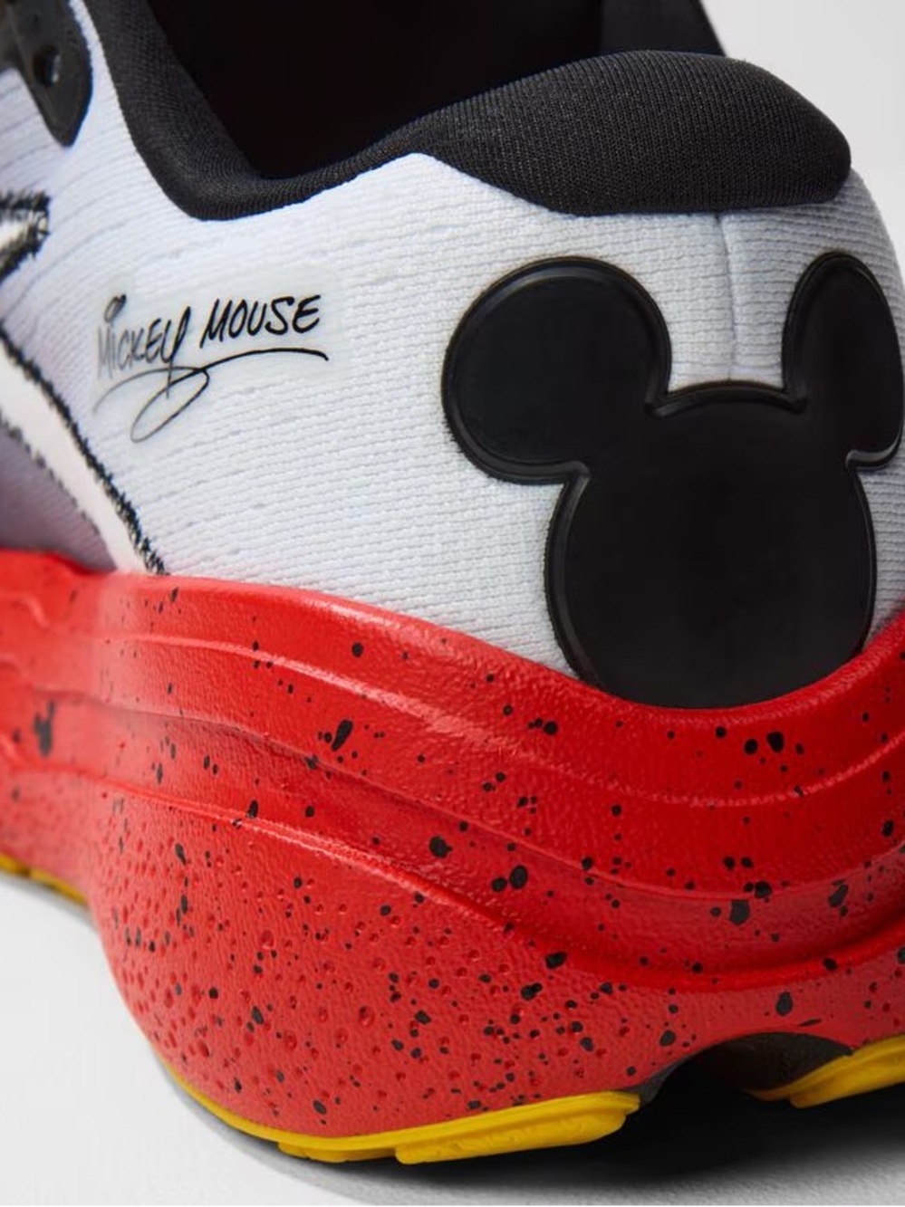 Limited Edition RunDisney x Brooks Women’s Ghost Max 2 Mickey Mouse Size 5 Wide